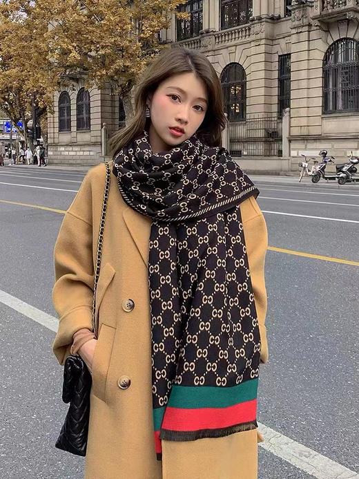 秋冬的经典之选，百搭仿羊绒围巾。双面设计，时尚与保暖并存。厚实的材质，让你温暖度过寒冷的日子。无论是披肩还是围巾都能轻松驾驭。成为网红们追捧的必备单品，尽显你的时尚品味。赶快入手吧！ 商品图2