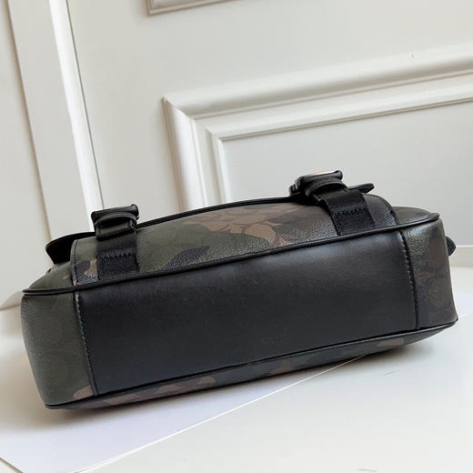 秋冬特惠💰620 蔻驰新款上架cc018 QBUXO 
Coach男士Track小号邮差包，翻盖带拉链，
迷彩色 尺寸：26x18x6cm 商品图4