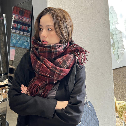 秋冬新款，流苏格纹仿羊绒披肩。女式加长款，韩版减龄，文艺学院风围巾。潮流时尚，温暖舒适，轻松打造高雅魅力。 商品图1