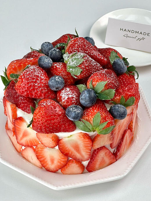 草莓红丝绒 这一定是你吃过神好吃的红丝绒 欢迎提前预定，当日订单或加急请拍下备注，我们会与您联系 商品图0