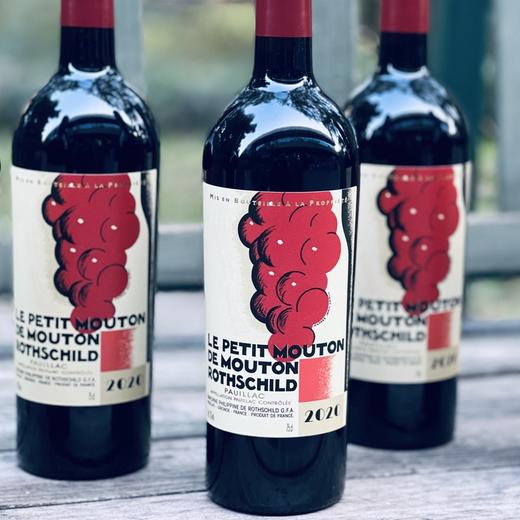 木桐酒庄副牌干红葡萄酒Mouton Rothschild 2020年份|法国五大名庄罗斯柴尔德家族的的小木桐，酒标来自著名艺术家让.卡吕的画作，酿造工艺与正牌酒基本一致，演绎着一级庄的优雅与醇厚~ 商品图0