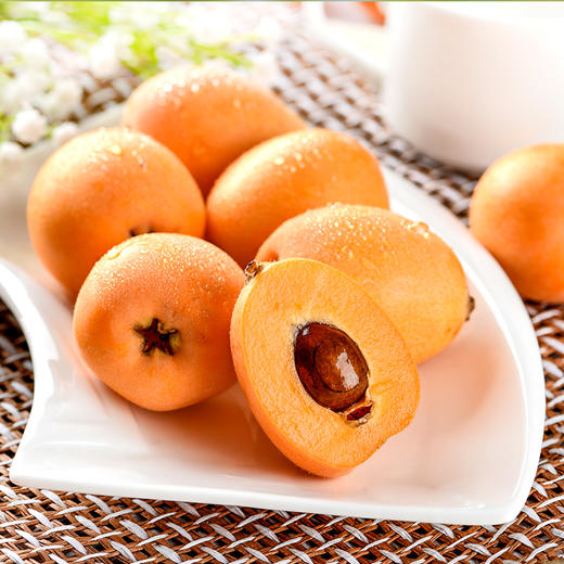 云南蒙自枇杷 酸甜可口   满口生津水润皮薄肉厚从上往下稍微带一点点力完整刮一圈下来，轻轻一撕，毫不费力，随便吃个十个八个停不下来💖 商品图1