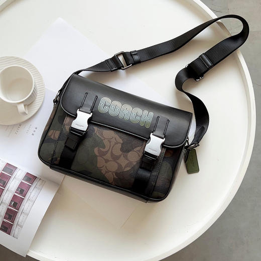 秋冬特惠💰620 蔻驰新款上架cc018 QBUXO 
Coach男士Track小号邮差包，翻盖带拉链，
迷彩色 尺寸：26x18x6cm 商品图0
