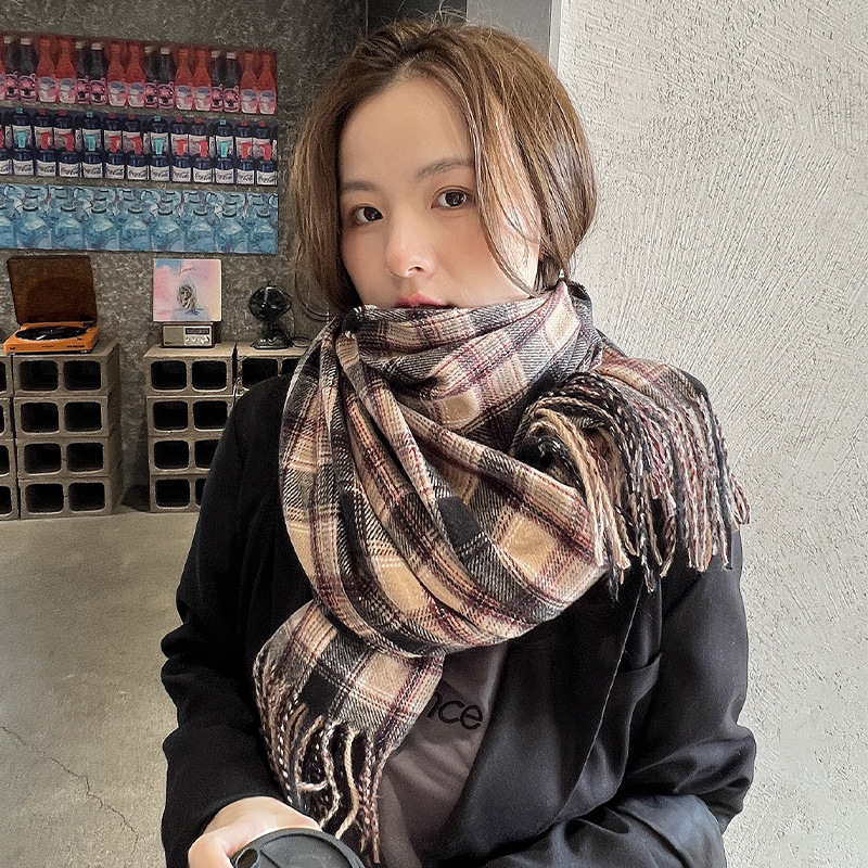 秋冬新款，流苏格纹仿羊绒披肩。女式加长款，韩版减龄，文艺学院风围巾。潮流时尚，温暖舒适，轻松打造高雅魅力。
