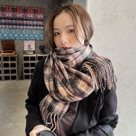 秋冬新款，流苏格纹仿羊绒披肩。女式加长款，韩版减龄，文艺学院风围巾。潮流时尚，温暖舒适，轻松打造高雅魅力。