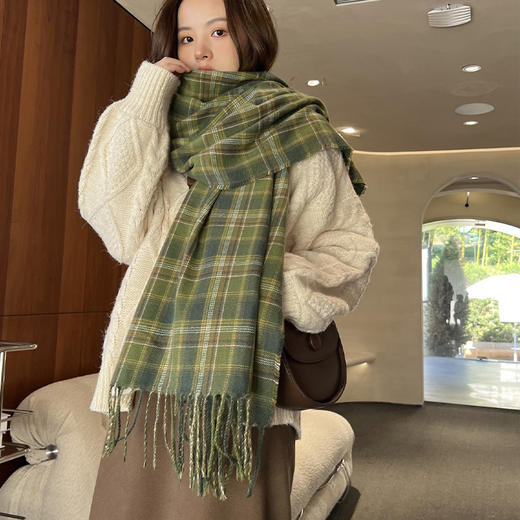 秋冬新款，流苏格纹仿羊绒披肩。女式加长款，韩版减龄，文艺学院风围巾。潮流时尚，温暖舒适，轻松打造高雅魅力。 商品图3