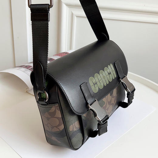 秋冬特惠💰620 蔻驰新款上架cc018 QBUXO 
Coach男士Track小号邮差包，翻盖带拉链，
迷彩色 尺寸：26x18x6cm 商品图3