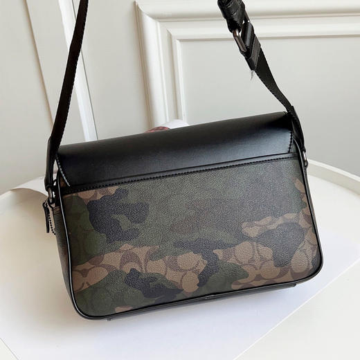 秋冬特惠💰620 蔻驰新款上架cc018 QBUXO 
Coach男士Track小号邮差包，翻盖带拉链，
迷彩色 尺寸：26x18x6cm 商品图5