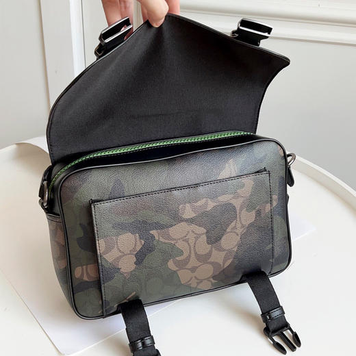 秋冬特惠💰620 蔻驰新款上架cc018 QBUXO 
Coach男士Track小号邮差包，翻盖带拉链，
迷彩色 尺寸：26x18x6cm 商品图6