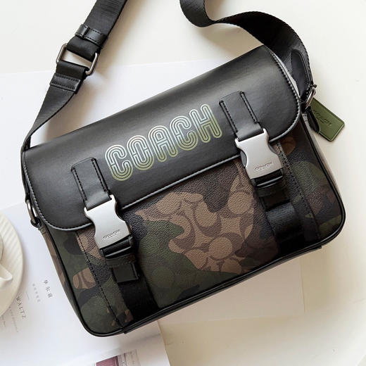 秋冬特惠💰620 蔻驰新款上架cc018 QBUXO 
Coach男士Track小号邮差包，翻盖带拉链，
迷彩色 尺寸：26x18x6cm 商品图1