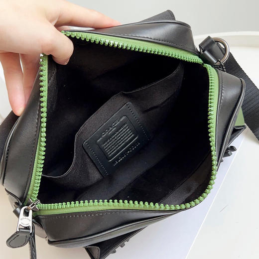 秋冬特惠💰620 蔻驰新款上架cc018 QBUXO 
Coach男士Track小号邮差包，翻盖带拉链，
迷彩色 尺寸：26x18x6cm 商品图7