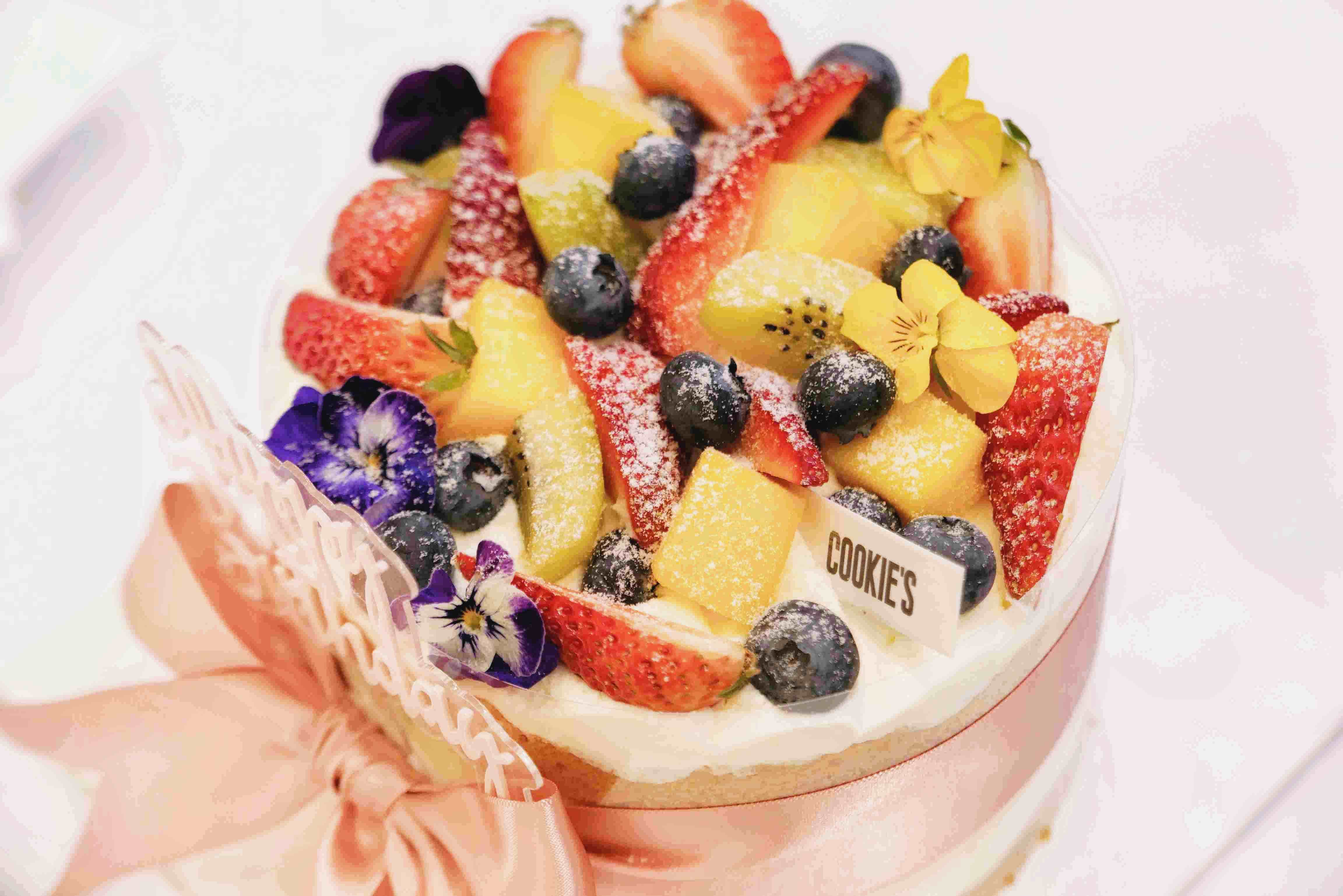 裸蛋糕 戚风蛋糕加新鲜水果 原味/巧克力蛋糕胚可选，请备注 欢迎提前预定，当日订单或加急请拍下备注，我们会与您联系