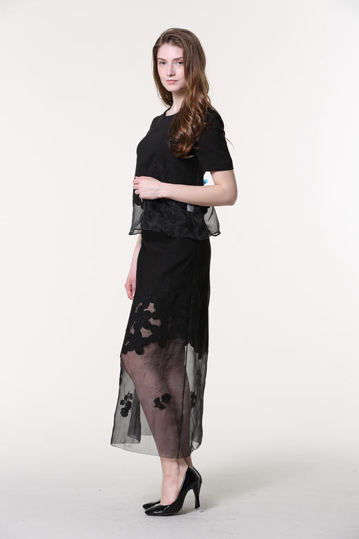 【伯妮斯茵】161T202--黑色T恤--长着向日葵的蔬菜园--《生命之美-梵高的花园》 商品图5