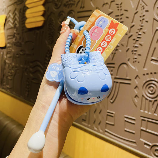 双12抢先购！【姿态呆萌！触动你的萌生活】网红解压功德敲小木鱼钥匙扣，情绪稳定摆件玩具包包挂件小礼品，可爱造型 精工细作，木鱼一敲 烦恼全消-QQ 商品图4