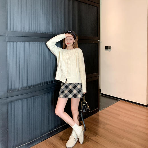 <曾小咸推荐> 【苏打奶片】圆领系扣毛衣+打底+半裙 商品图3