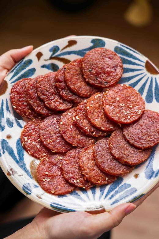 肉感Plus的宅家小零食【潮汕炭烤猪肉脯】诱惑甜香蜜汁味 微辣辛香黑椒味 浓郁入味 新鲜土猪后腿肉 鲜嫩不油腻 二次高温隧道烤熟 肉香销魂 商品图3