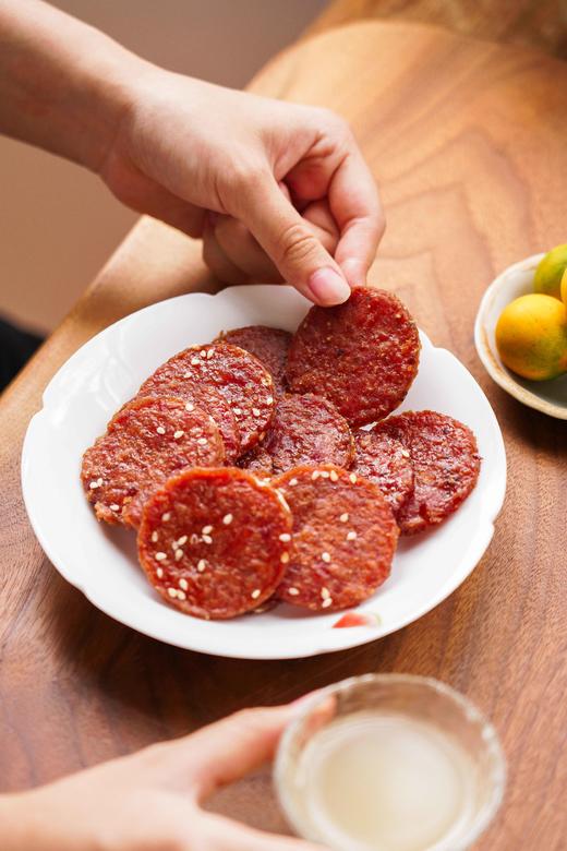 肉感Plus的宅家小零食【潮汕炭烤猪肉脯】诱惑甜香蜜汁味 微辣辛香黑椒味 浓郁入味 新鲜土猪后腿肉 鲜嫩不油腻 二次高温隧道烤熟 肉香销魂 商品图9