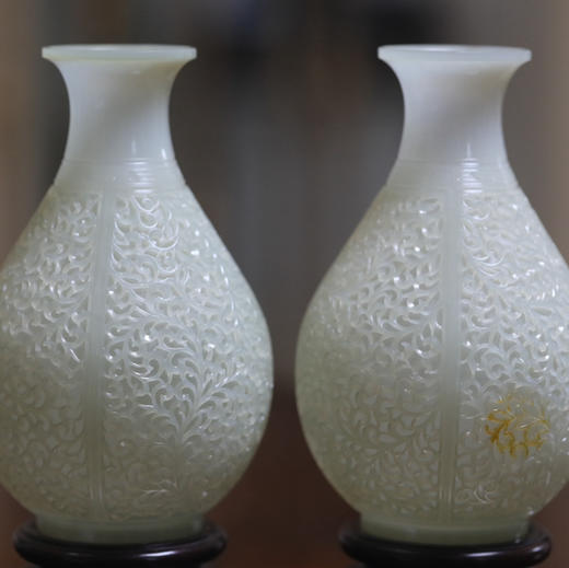 和田玉（白玉）摆件--缠枝纹对瓶206.33g/180.28g 商品图3