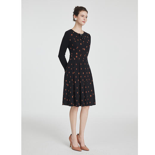 司歌女显瘦印花圆领毛织长袖连衣裙A881097 商品图4