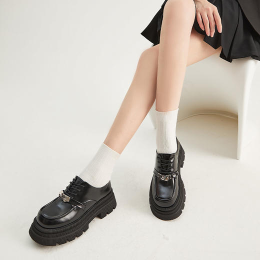 西遇厚底小皮鞋女新款英伦风锁扣系带单鞋黑色加绒乐福鞋D0046289 商品图0