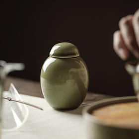 束刻 <青瓷茶叶罐>