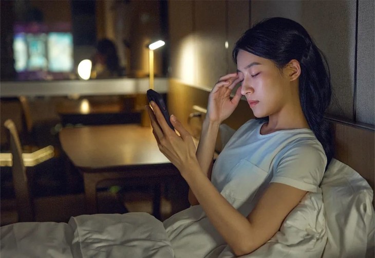 摄图网_507714509_女子熬夜看手机用眼过度(企业商用).jpg 图片