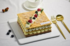 【海盐栗子拿破仑】动物奶油、海盐、卡仕达酱、板栗、杏仁片、焦糖糯米胚；拿破仑酥皮内隐藏着法式浪漫情怀，焦香酥脆中引爆真正的味觉冲击，酥脆与绵柔交织，掉渣的冒险体验中感受独特的艺术，享受无法抗拒的诱惑~