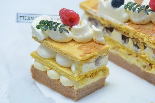 【海盐栗子拿破仑】动物奶油、海盐、卡仕达酱、板栗、杏仁片、焦糖糯米胚；拿破仑酥皮内隐藏着法式浪漫情怀，焦香酥脆中引爆真正的味觉冲击，酥脆与绵柔交织，掉渣的冒险体验中感受独特的艺术，享受无法抗拒的诱惑~ 商品图1