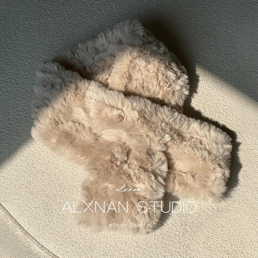 鹿鹿推荐 •  《华夫饼》软糯糯毛绒交叉围脖 商品图1