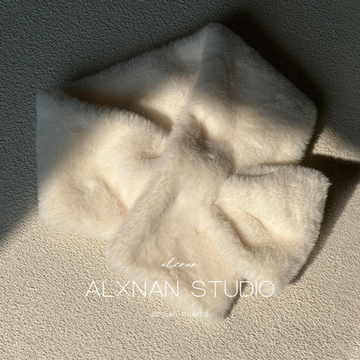 鹿鹿推荐 •  《华夫饼》软糯糯毛绒交叉围脖 商品图2