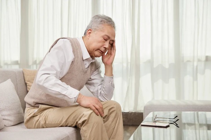 摄图网_507701506_居家老人头疼闭目养神(企业商用).jpg 图片