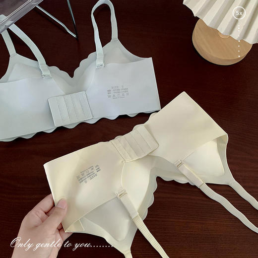 【宛如没穿内衣般舒适，第二件更超值！】小胸聚拢，私藏轻甜；无钢圈托乳，舒适随身；果冻胶杯，治愈你心。少女3D托杯乳胶文胸，尽情展现小胸的魅力！ 商品图3