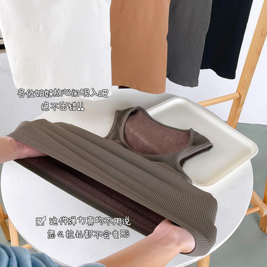 【暖心亲肤，舒适无束缚！】新款自带胸垫背心，无钢圈内衣，给你无束缚体验；穿出自信与性感，让你的胸部自带加厚一体胸垫，舒适而又保暖。复古大U领设计，百搭时尚，女士秋冬必备！ 商品图2