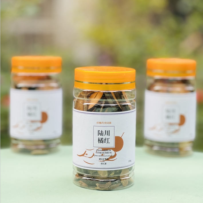 陆川橘红   |  “ 南方人参 ”,卫生部首批入选的珍稀药食同源地标产品,味甘而醇口、属天然饮品，男女老少皆宜。是朋友相聚、酒后、饭余的最佳饮品，让您在喝茶休闲中就得到健康！