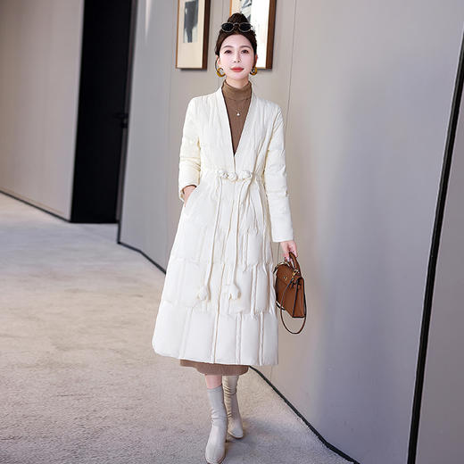 冬季新款，时尚设计感显瘦A型长款过膝V领复古盘扣羽绒服HR-KJFD187 商品图7