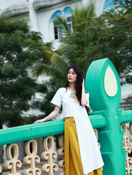 水木清华拼色不规则上衣 商品图0