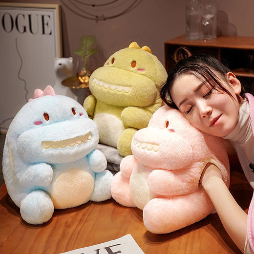【用它冬天“不冻手”】卡通恐龙三合一抱枕 暖手/抱枕/午睡毯 立体PP棉填充 光滑兔毛绒面料超舒服~ 亲肤耐脏 不易变形 商品图2