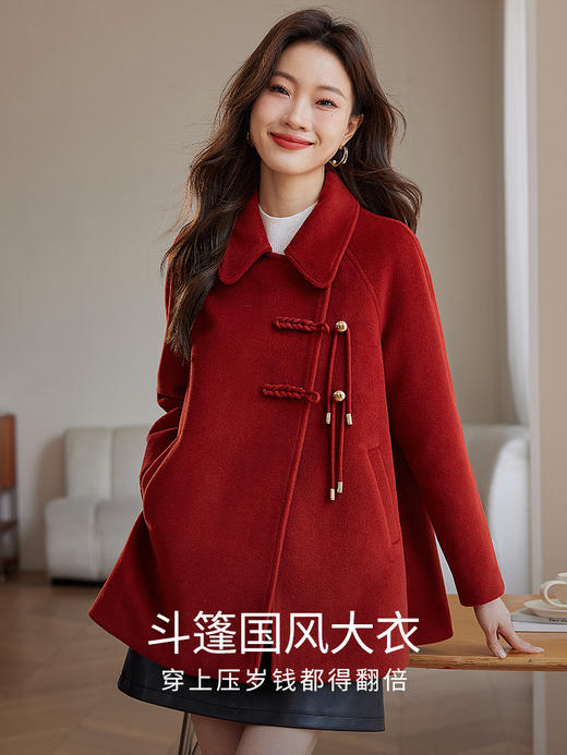 【年终特卖】熙世界2025过年新中式国风盘扣斗篷毛呢大衣短款红色外套 商品图1