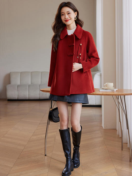 【年终特卖】熙世界2025过年新中式国风盘扣斗篷毛呢大衣短款红色外套 商品图4