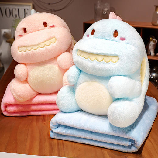 【用它冬天“不冻手”】卡通恐龙三合一抱枕 暖手/抱枕/午睡毯 立体PP棉填充 光滑兔毛绒面料超舒服~ 亲肤耐脏 不易变形 商品图1