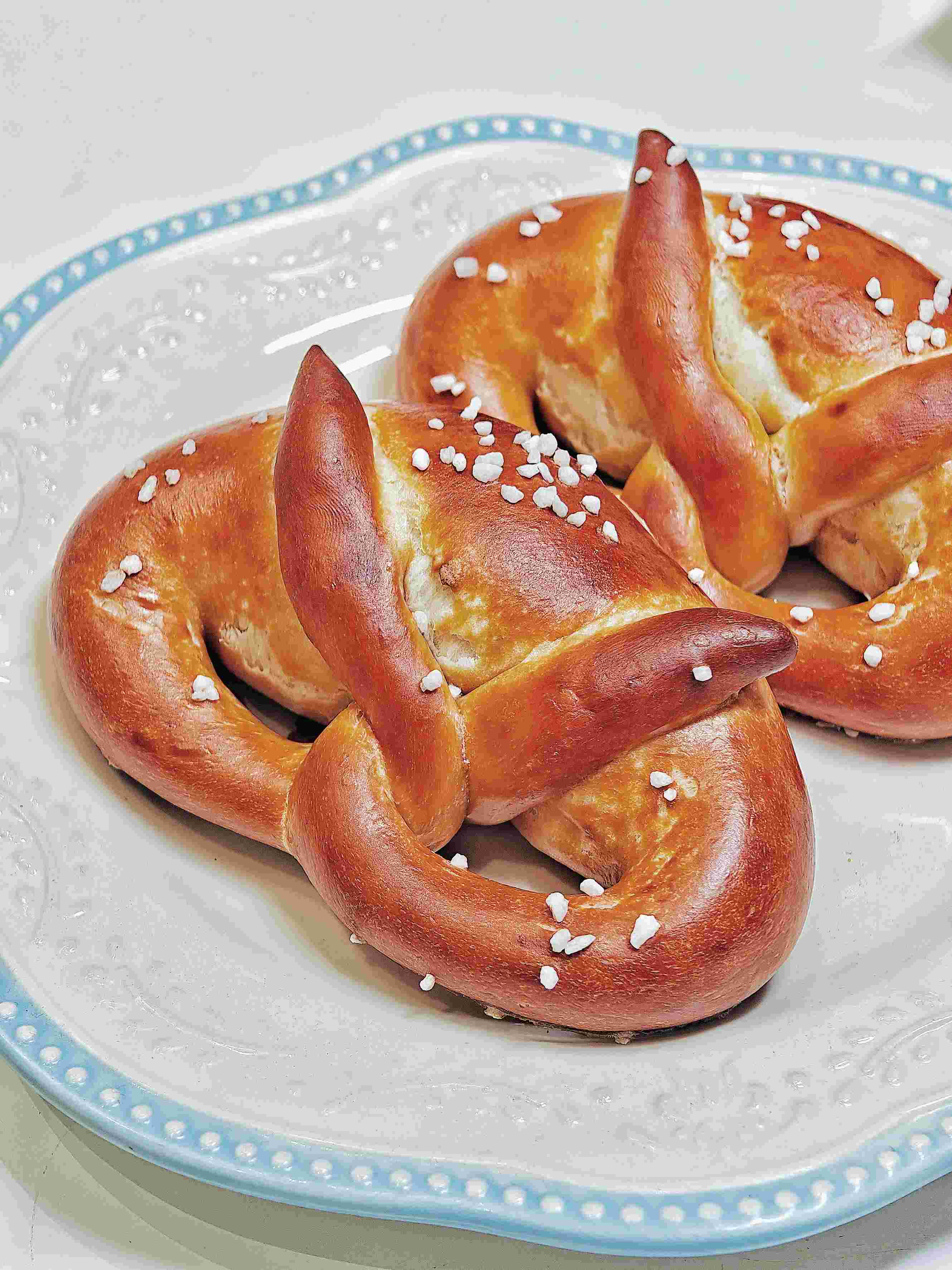 碱水面包 咸的！ 咸的！ 冷冻保存一个月，或者室温尽快吃