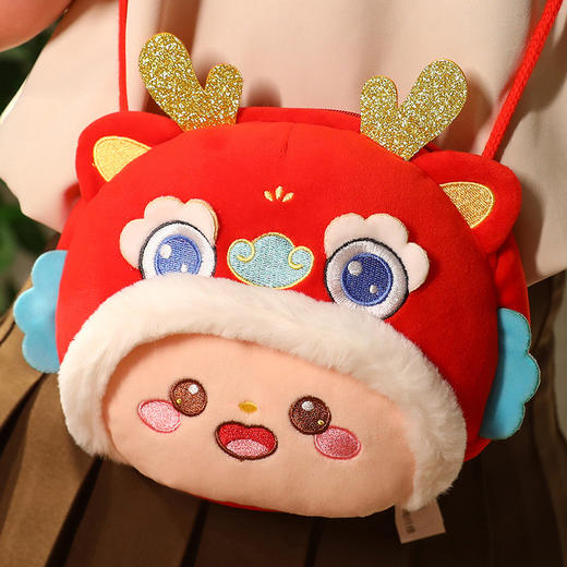 【红包一开，财运来！】新年红包小挎包，龙年吉祥物毛绒玩具压岁钱零钱包，年货节日龙娃礼品，面料舒适萌趣生动造型，细致电绣工艺让人爱不释手！ 商品图11