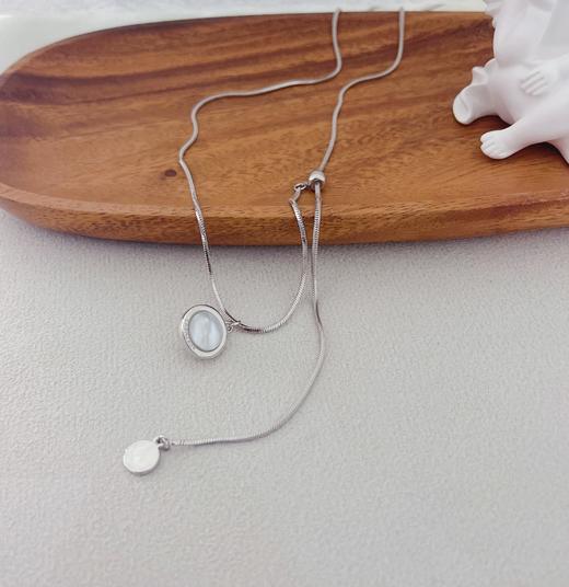 Oflye潮流饰品 天然贝母黑白圆形双面几何吊坠时尚抽拉设计长款项链 商品图2