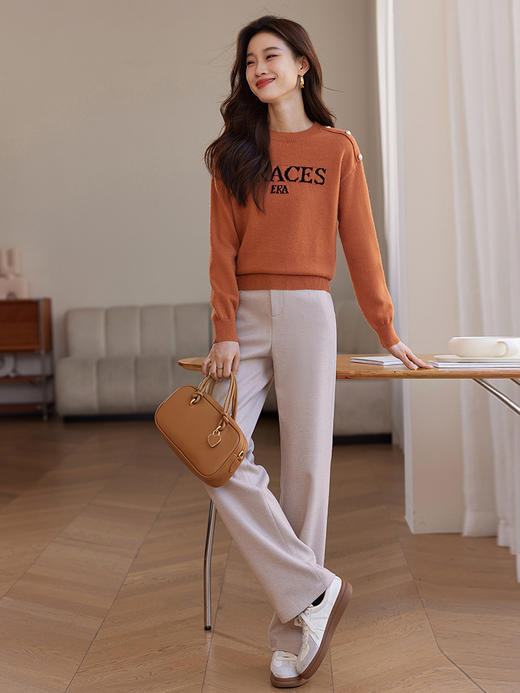 【年终特卖】熙世界提花字母毛衣女套头圆领软糯北极绒打底针织衫2025秋冬款 商品图3