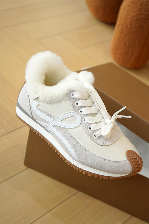 全国包邮！官网同款售价1900+！罗意威加毛德训阿甘鞋 ，增高4cm，时髦也可以的美的毫不费力！进口牛皮 +内里澳洲进口羊毛，保暖时尚！【无标发货，支持七天无理由退换货】 商品图11