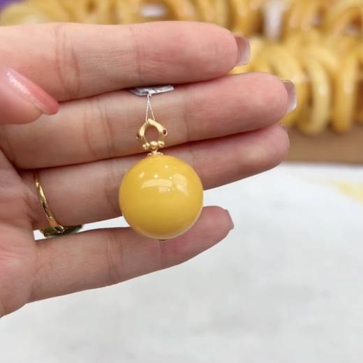 21176-18K蜜蜡圆珠约20-22mm吊坠赠链 商品图0