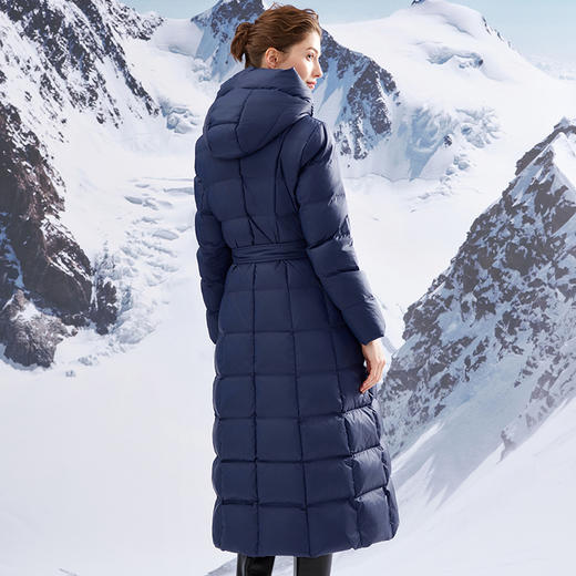 EITIE爱特爱连帽立领格子收腰长款显瘦纯色加厚羽绒服冬季新款D2311209 商品图9