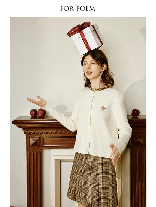 ForPoem 原创设计圣诞新年红色亮片领口花朵刺绣羊毛针织开衫毛衣外套 商品图1