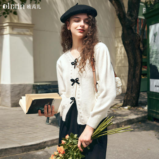 OLrain欧芮儿杏色V领毛衣女春2025新款甜美软糯蝴蝶结短款上衣 商品图0