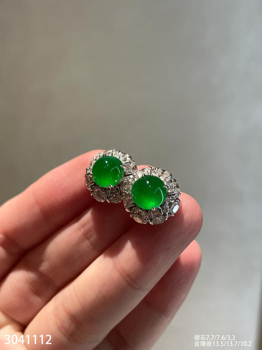 老坑艳绿蛋面耳钉【3041112】具体价格微信咨询 商品图1